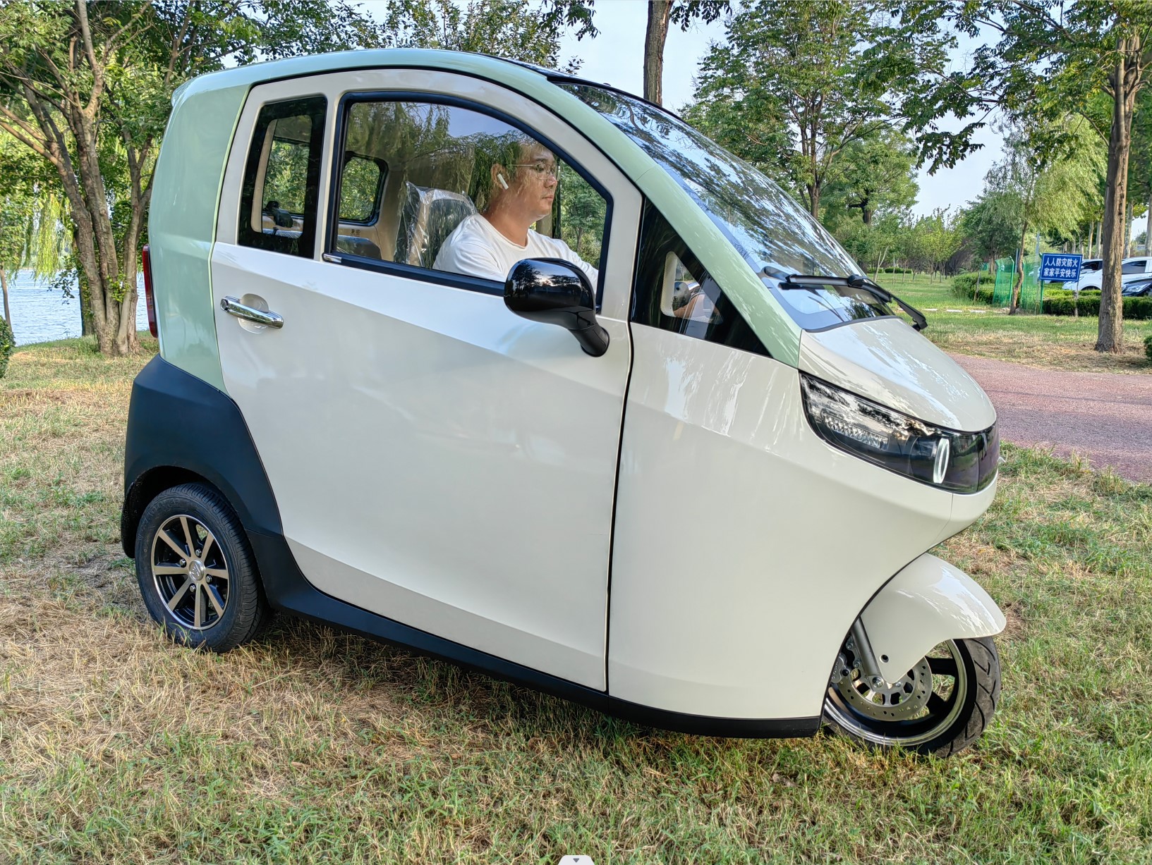 New Design 2200w Eec Adult Electric Tricycle 3 Wheel Electric Cabin