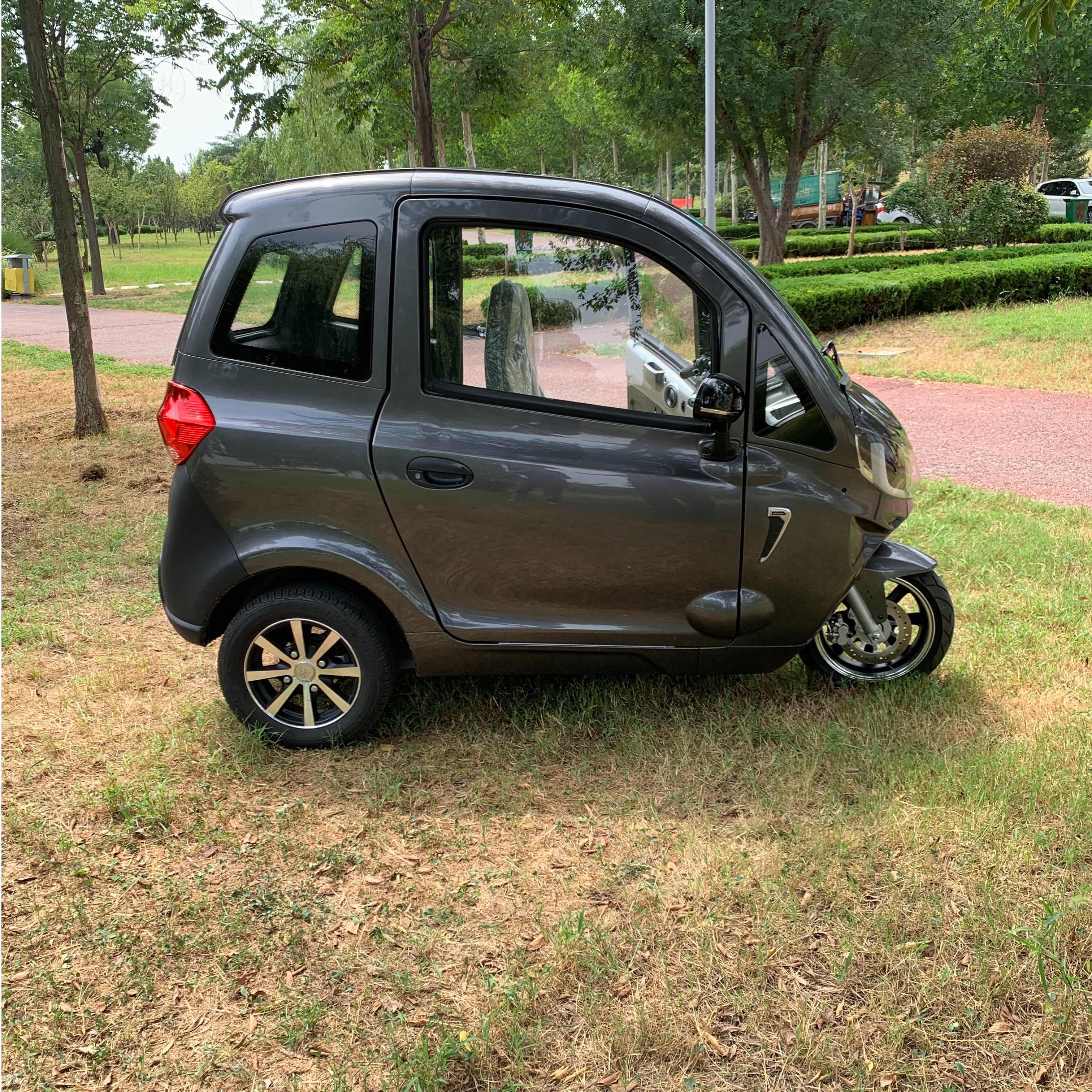Passenger enclosed cabin scooter for adult 3 wheel electric trike 