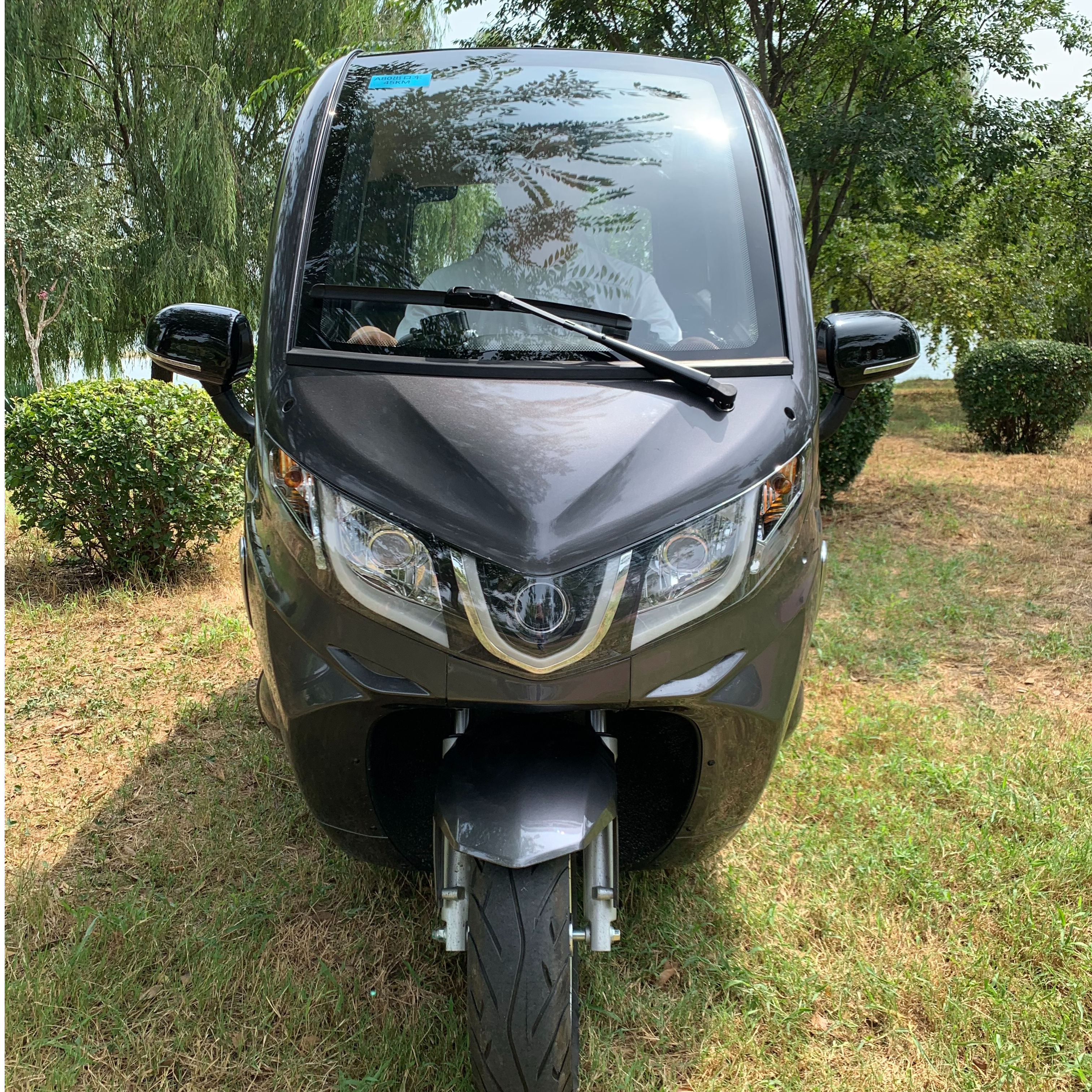 High quality enclosed cabin scooter 3 wheel electric tricycle 