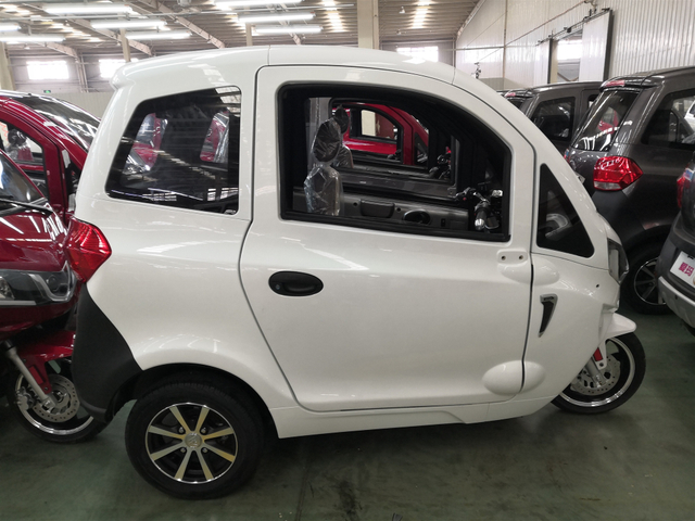 Enclosed passenger eec cabin scooter 3 wheel electric tricycle 