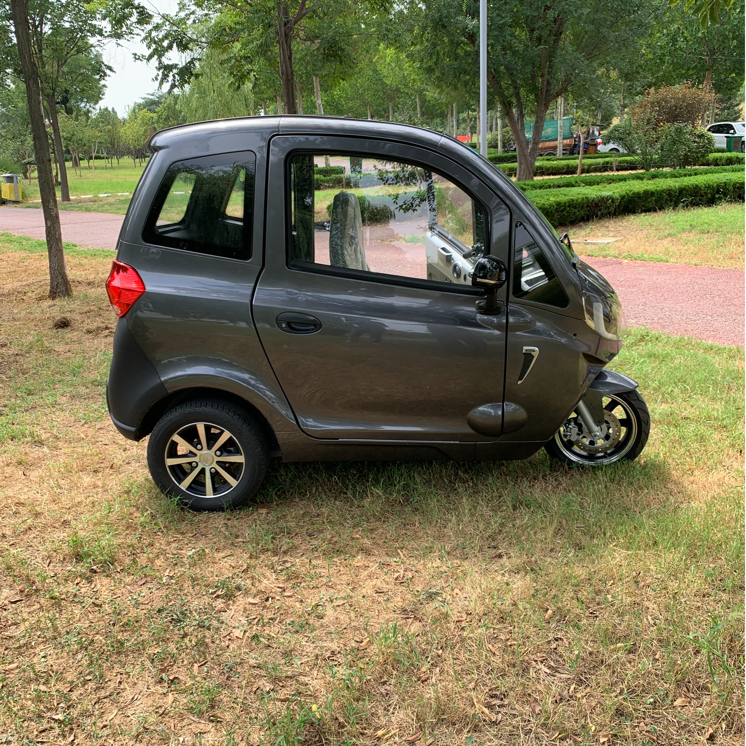 High quality enclosed cabin scooter 3 wheel electric tricycle 