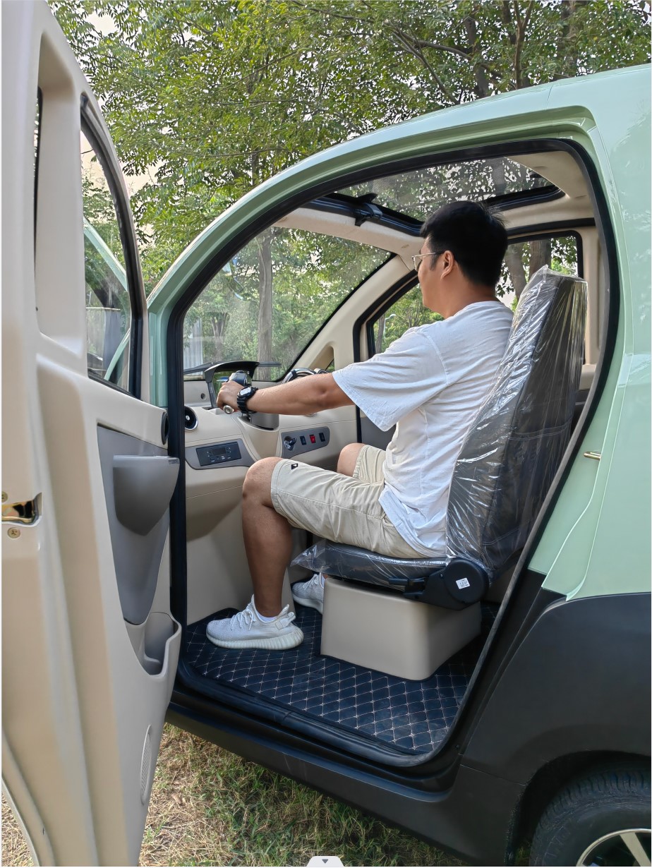 Hot high quality electric tricycle 3 wheel electric cabin scooter