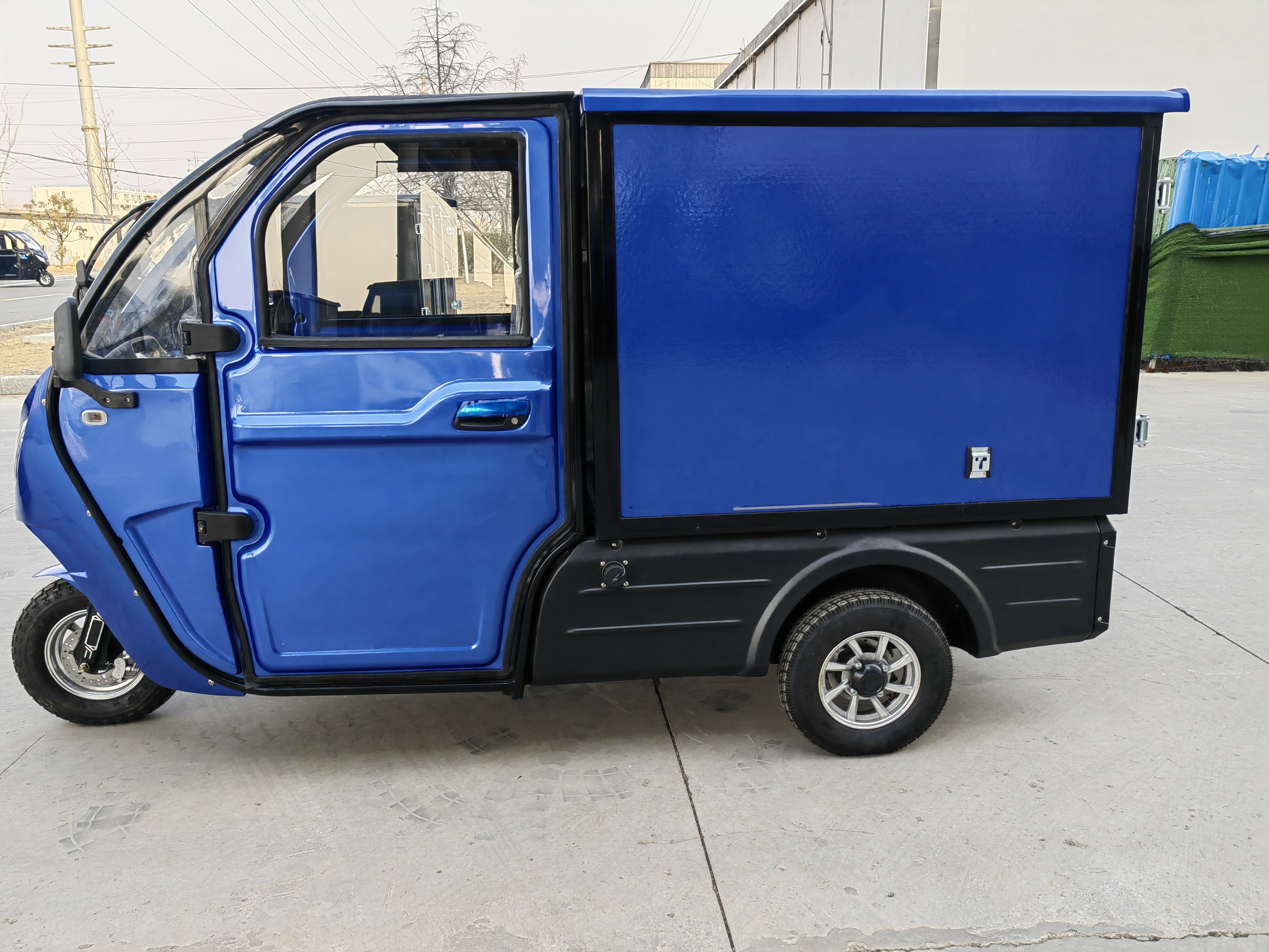 Enclosed eec new design electric cargo car for adult 3 wheel electric trike 
