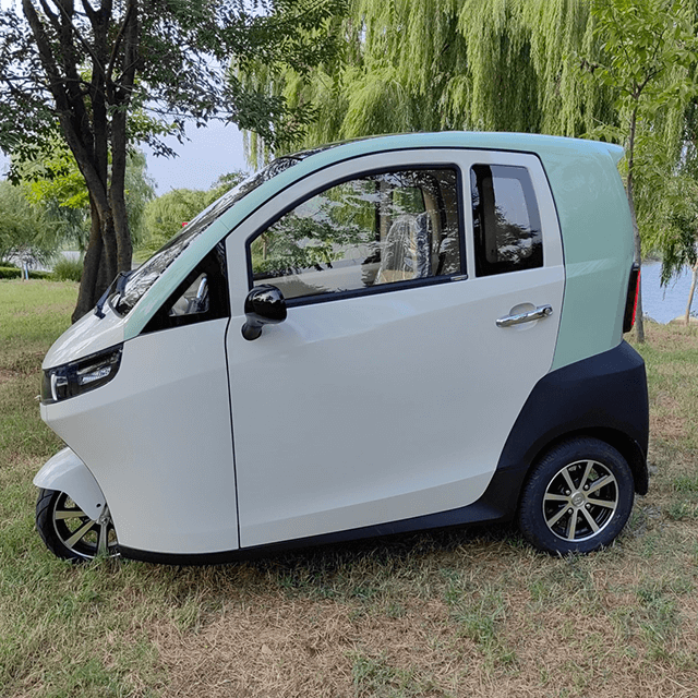 New model scooter high quality 2200w electric tricycle enclosed cabin scooter car